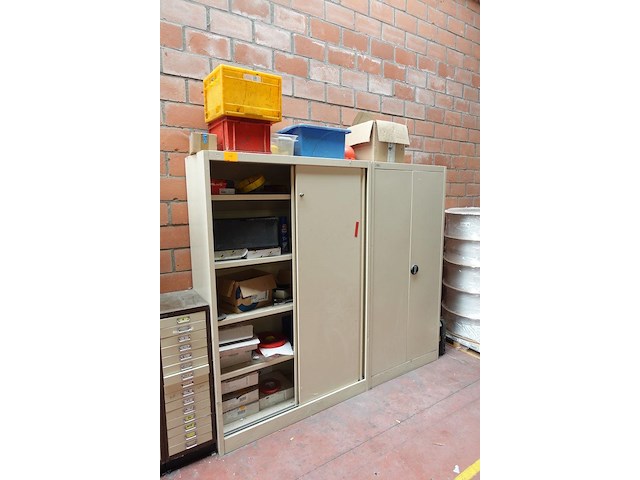 2x kast met inhoud - afbeelding 1 van  12