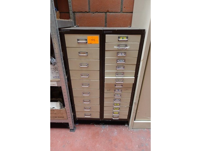 2x kast met inhoud - afbeelding 1 van  17