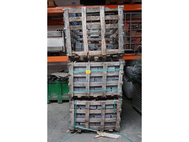 2x kist natuursteen tegel + rest - afbeelding 1 van  4