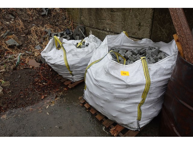 2x kleine bigbag graniet kinderkoppen - afbeelding 1 van  3