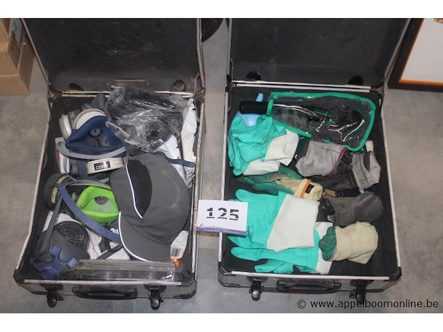 2x koffer, met ademhalingsmaskers en handschoenen - afbeelding 1 van  1