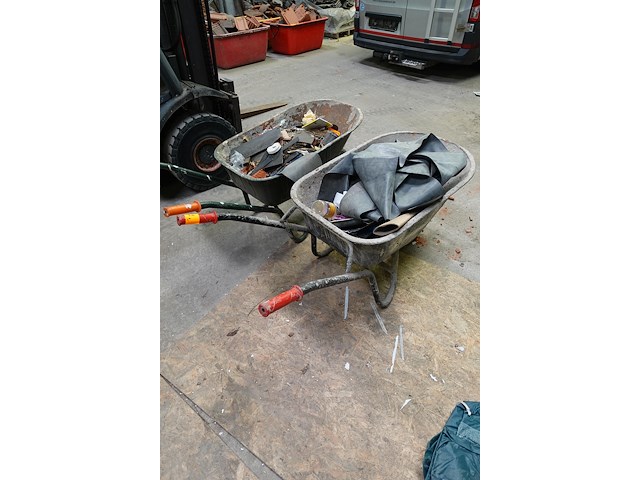 2x kruiwagen + inhoud - afbeelding 2 van  3