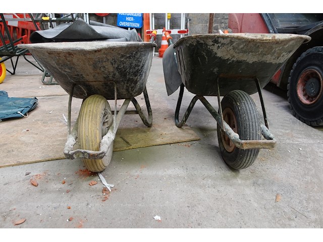 2x kruiwagen + inhoud - afbeelding 3 van  3