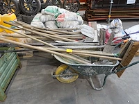 2x kruiwagen + inhoud