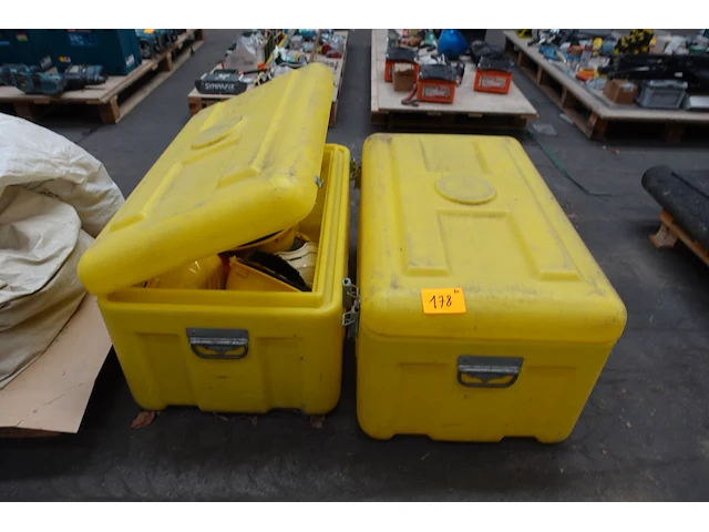 2x kunstof materiaalkoffer - afbeelding 1 van  4