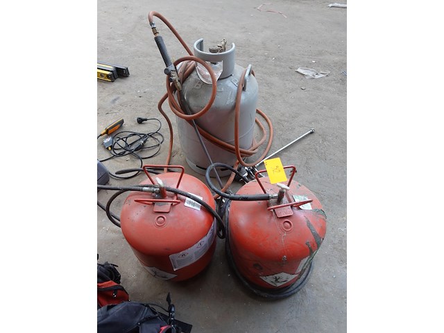 2x lijmpistool met fles & 1x gasfles met brander - afbeelding 1 van  3