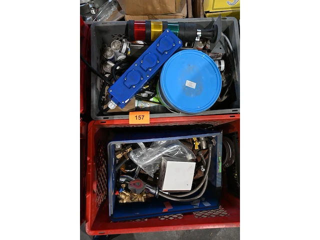 2x magazijnbak diverse sanitairmateriaal - afbeelding 1 van  4
