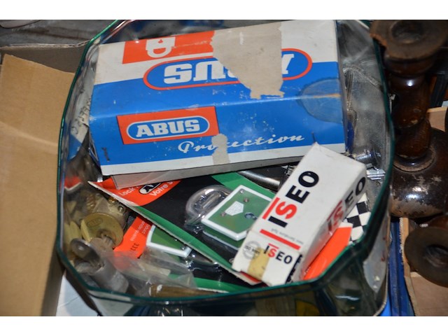 2x magazijnbak met diverse werkmateriaal + metalen doos met sloten - afbeelding 1 van  2