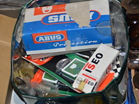 2x magazijnbak met diverse werkmateriaal + metalen doos met sloten - afbeelding 1 van  2