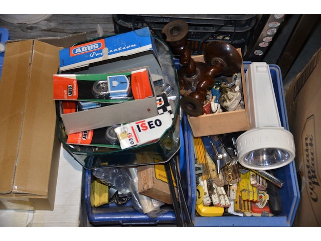 2x magazijnbak met diverse werkmateriaal + metalen doos met sloten - afbeelding 2 van  2