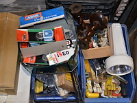 2x magazijnbak met diverse werkmateriaal + metalen doos met sloten - afbeelding 2 van  2