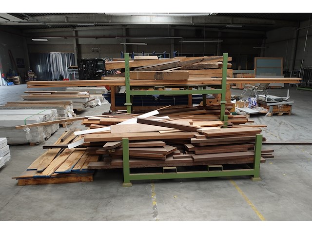 2x metalen houder + inhoud divers hout - afbeelding 1 van  6