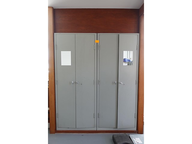 2x metalen kast + inhoud - afbeelding 1 van  9