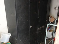 2x metalen kast met inhoud