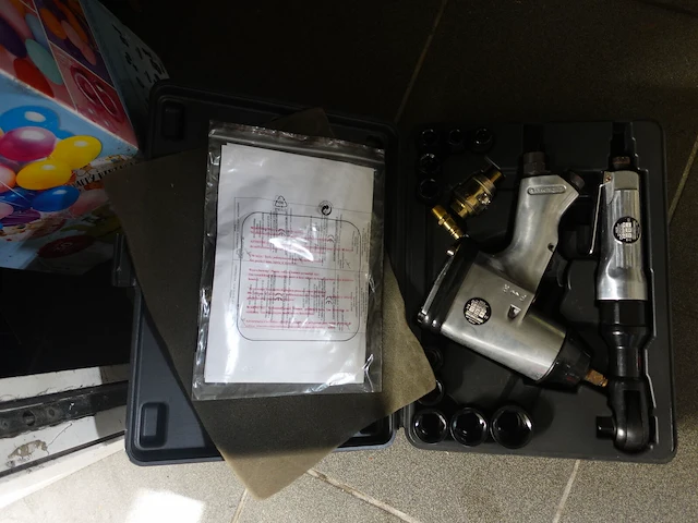 2x metalen kast met inhoud - afbeelding 11 van  14