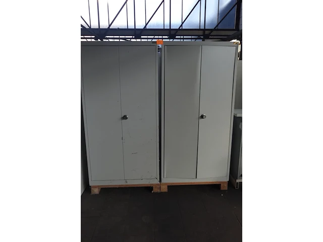 2x metalen kast - afbeelding 1 van  3