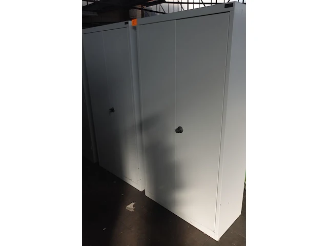 2x metalen kast - afbeelding 1 van  3