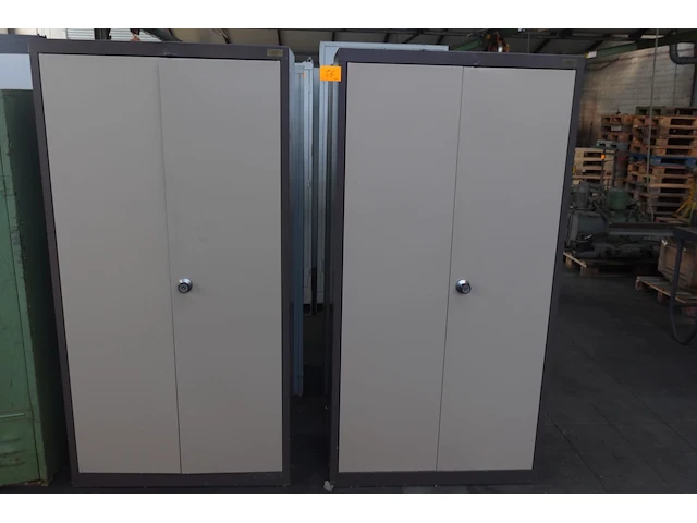 2x metalen kast - afbeelding 1 van  2