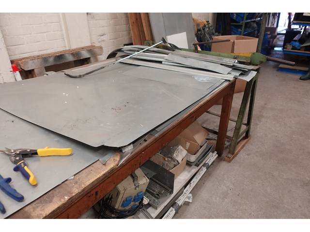 2x metalen plooibank + werktafel - afbeelding 5 van  8