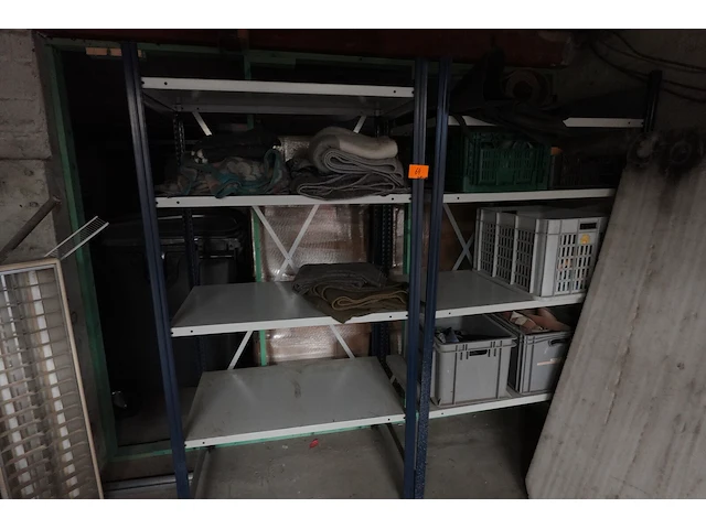 2x metalen rek + inhoud - afbeelding 1 van  5
