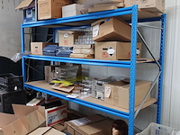 2x metalen rek + partij diversen