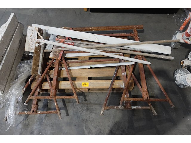 2x metalen schraag + diversen - afbeelding 1 van  1