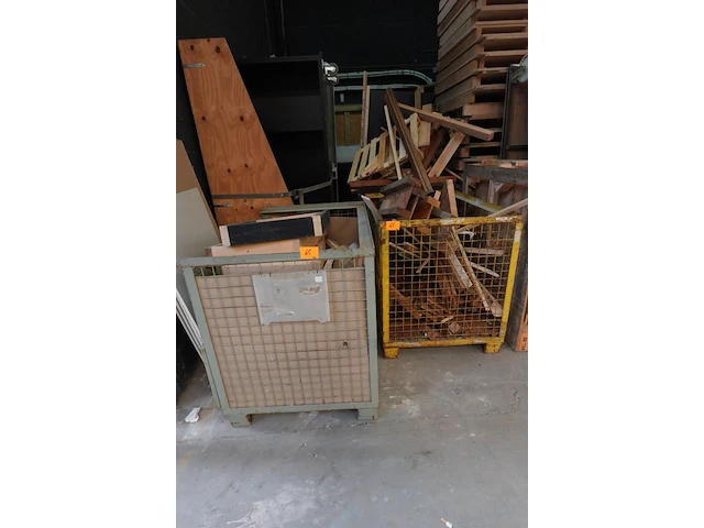 2x metalen stapelbare gitterbox + inhoud - afbeelding 1 van  3