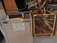 2x metalen stapelbare gitterbox + inhoud