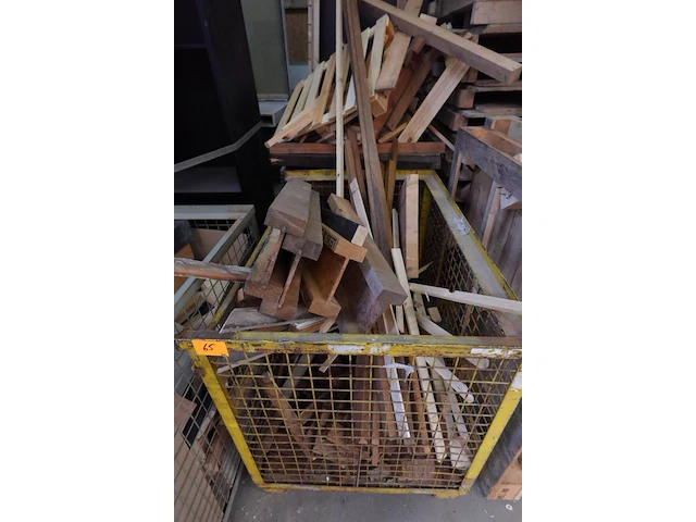 2x metalen stapelbare gitterbox + inhoud - afbeelding 2 van  3