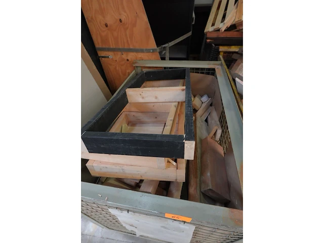 2x metalen stapelbare gitterbox + inhoud - afbeelding 3 van  3