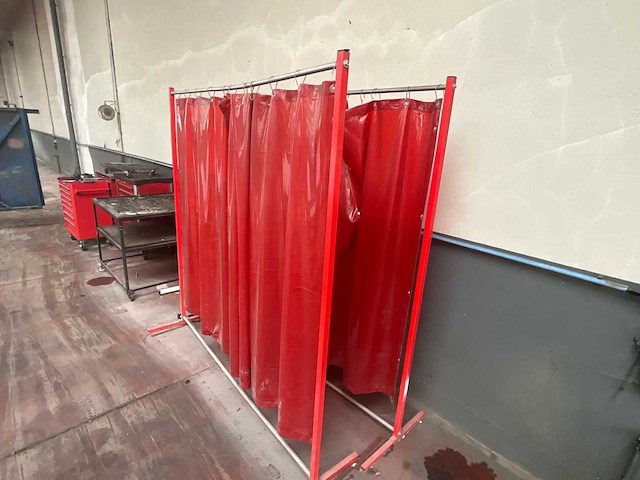 2x mobiel lasscherm op wielen met rode pvc lasgordijnen - afbeelding 1 van  2