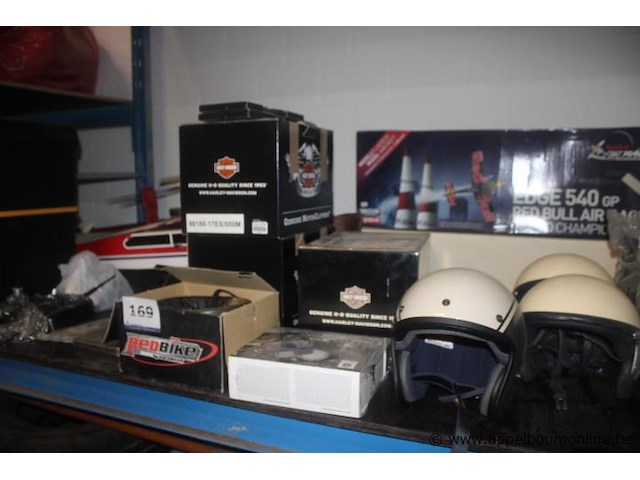 2x modelvliegtuig, modelhelikopter, 3x helm, diverse onderdelen en accessoires (harley-davidson, redbike), 2x afstandsbediening, lader, werking niet gekend - afbeelding 1 van  2