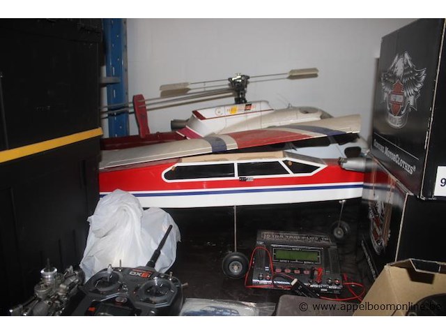 2x modelvliegtuig, modelhelikopter, 3x helm, diverse onderdelen en accessoires (harley-davidson, redbike), 2x afstandsbediening, lader, werking niet gekend - afbeelding 2 van  2