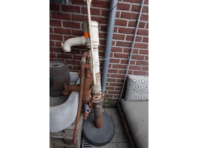 2x oude pomp - afbeelding 1 van  3