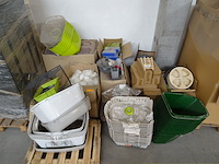 2x pallet divers toebehoren dieren - afbeelding 1 van  12