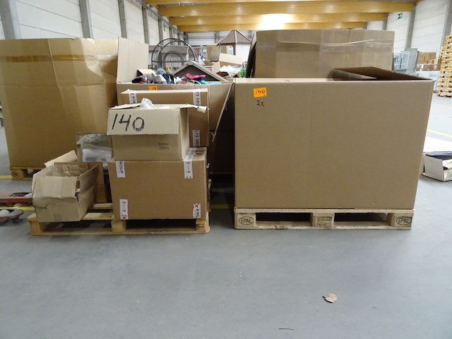 2x pallet divers toebehoren dieren - afbeelding 1 van  21