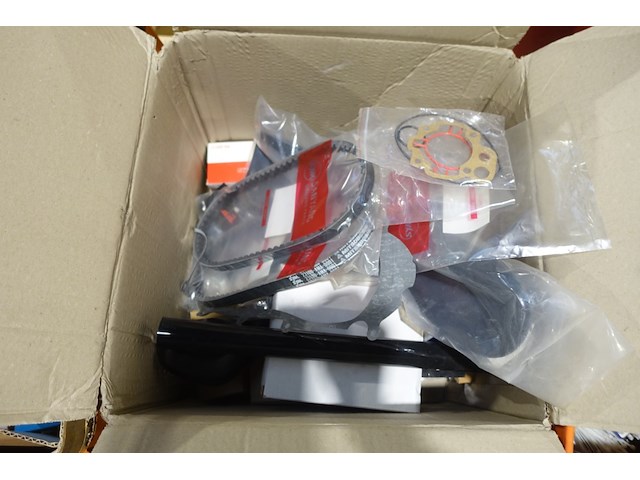 2x pallet diverse reserveonderdelen brommer/motoren - afbeelding 7 van  8