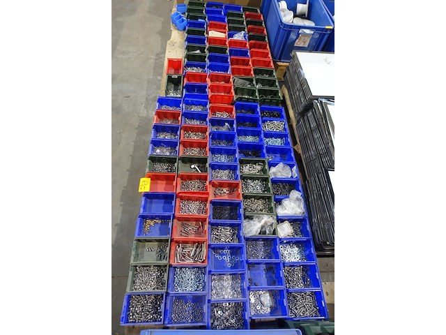 2x pallet grijpbakken met diverse ijzerwaren - afbeelding 1 van  3