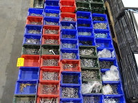 2x pallet grijpbakken met diverse ijzerwaren - afbeelding 1 van  3