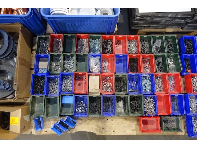 2x pallet grijpbakken met diverse ijzerwaren - afbeelding 2 van  3