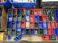 2x pallet grijpbakken met diverse ijzerwaren - afbeelding 2 van  3