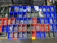 2x pallet grijpbakken met diverse ijzerwaren - afbeelding 3 van  3