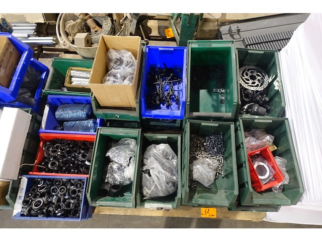 2x pallet grijpbakken met onderdelen fietsherstelling - afbeelding 1 van  3