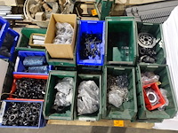 2x pallet grijpbakken met onderdelen fietsherstelling - afbeelding 1 van  3