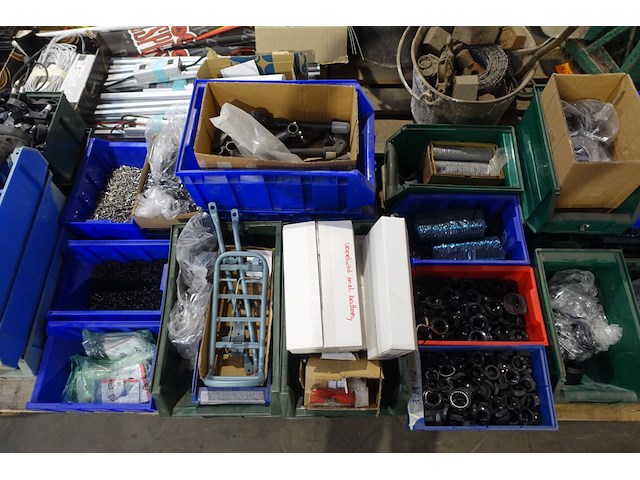 2x pallet grijpbakken met onderdelen fietsherstelling - afbeelding 2 van  3