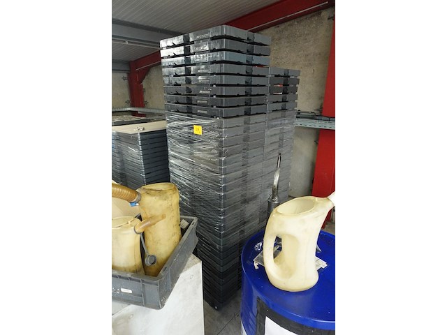 2x pallet met kleine kunstof pallets - afbeelding 1 van  5