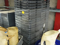 2x pallet met kleine kunstof pallets - afbeelding 1 van  5