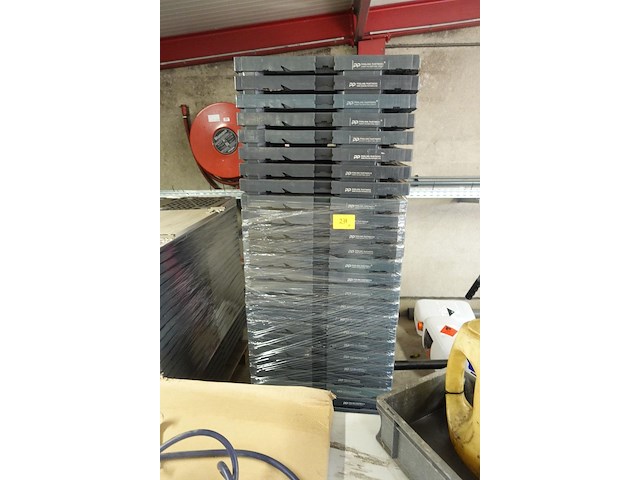 2x pallet met kleine kunstof pallets - afbeelding 2 van  5