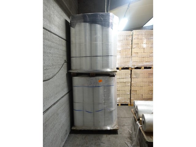 2x pallet plastic folie op rol - afbeelding 1 van  3