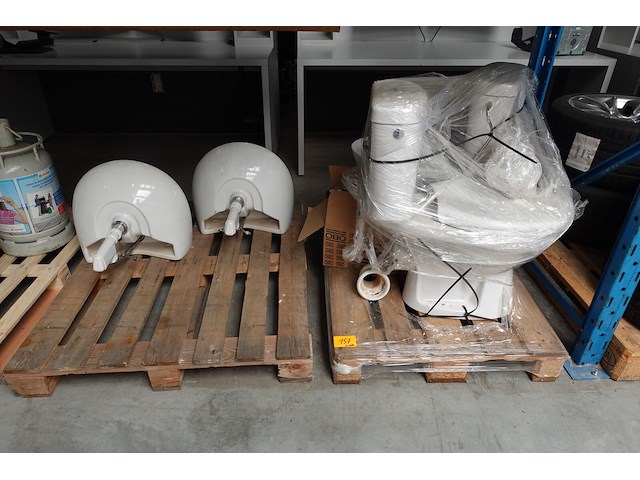 2x pallet sanitaire toebehoren - afbeelding 1 van  4